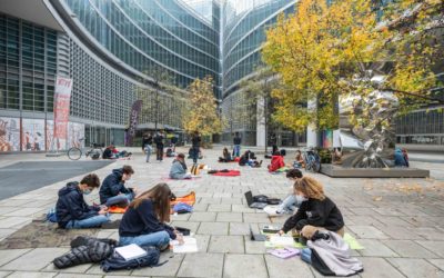I ragazzi studiano in piazza contro la Dad, nasce il movimento Schools for future
