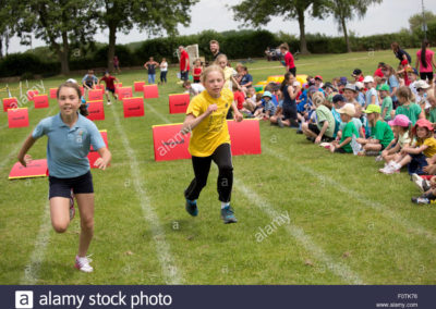 le-ragazze-concorrenti-in-gara-a-ostacoli-con-bambini-guardare-la-scuola-di-sport-giorno-chipping-campden-regno-unito-f0tk76.jpg
